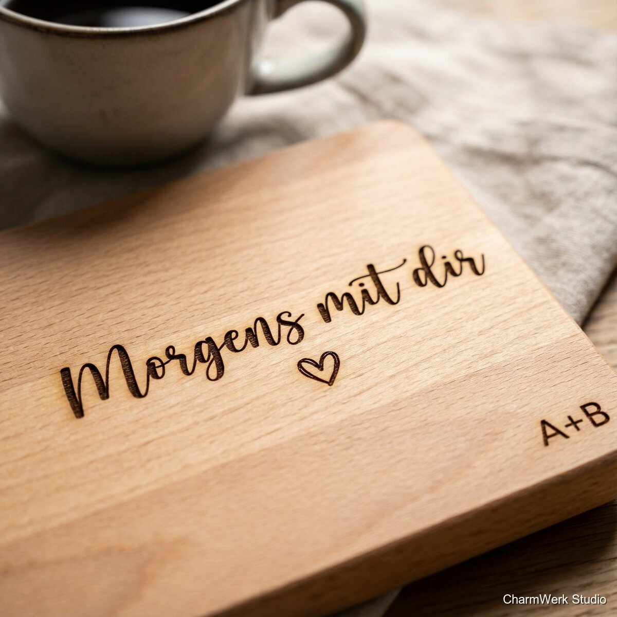 CNC-gefrästes Frühstücksbrettchen „Morgens mit dir“ - Detailansicht