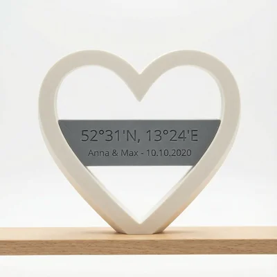 Personalisierte Koordinaten-Skulptur im Herzrahmen