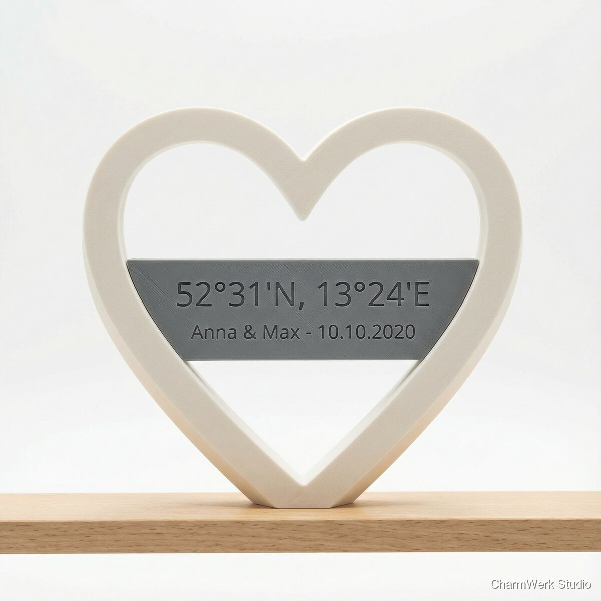 Personalisierte Koordinaten-Skulptur im Herzrahmen