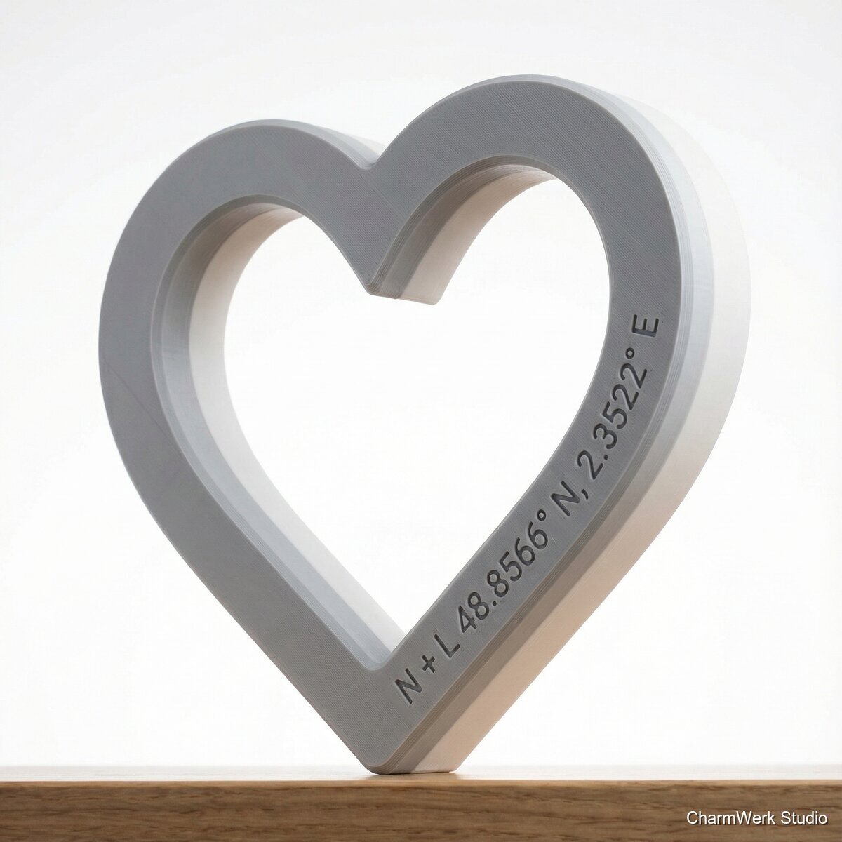 Personalisierte Koordinaten-Skulptur im Herzrahmen - Seitenansicht