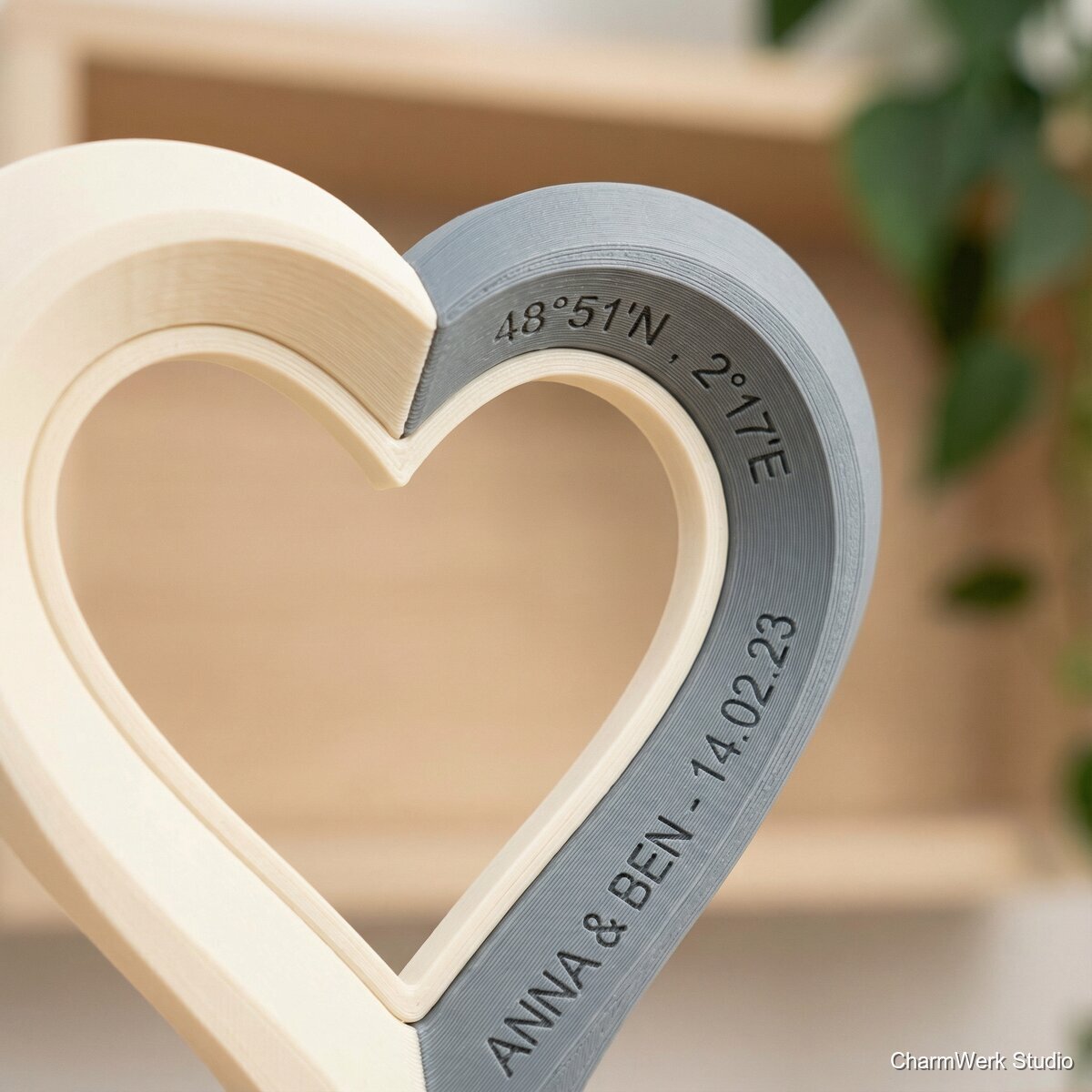 Personalisierte Koordinaten-Skulptur im Herzrahmen - Detailansicht