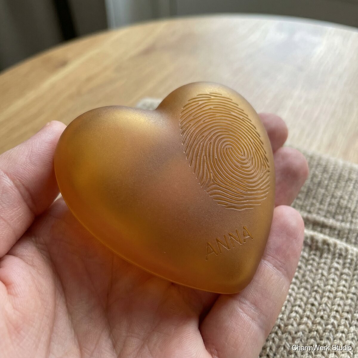 Handschmeichler-Herz mit Fingerabdruck-Relief - Detailansicht