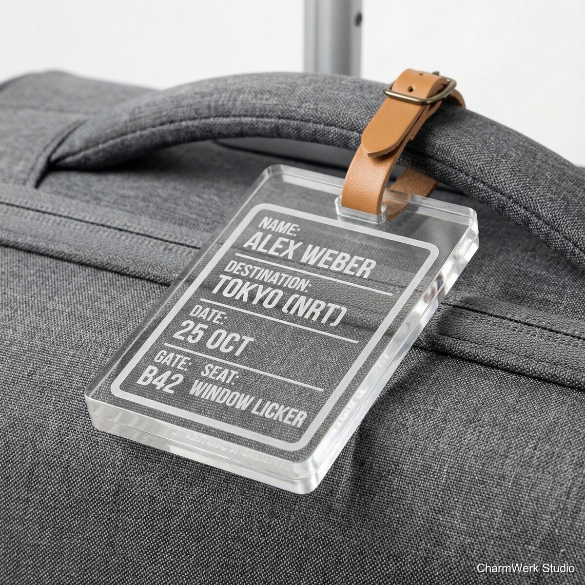 Acryl-Gepäckanhänger mit Reisepass-Style Gravur - Seitenansicht