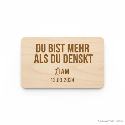 Lasergravierte „Mutmach“-Karte auf Holz im Postkartenformat