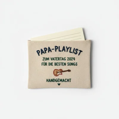 „Papa-Playlist“ – handbesticktes Stoffcover für Gutschein