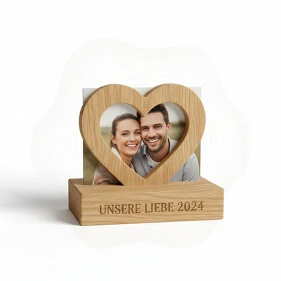 Personalisierter Fotoaufsteller mit Herz-Nut und Jahresring-Optik