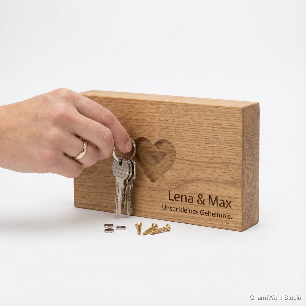 „Liebesbotschaft“-Schlüsselbrett mit versteckter Herz-Fräsung