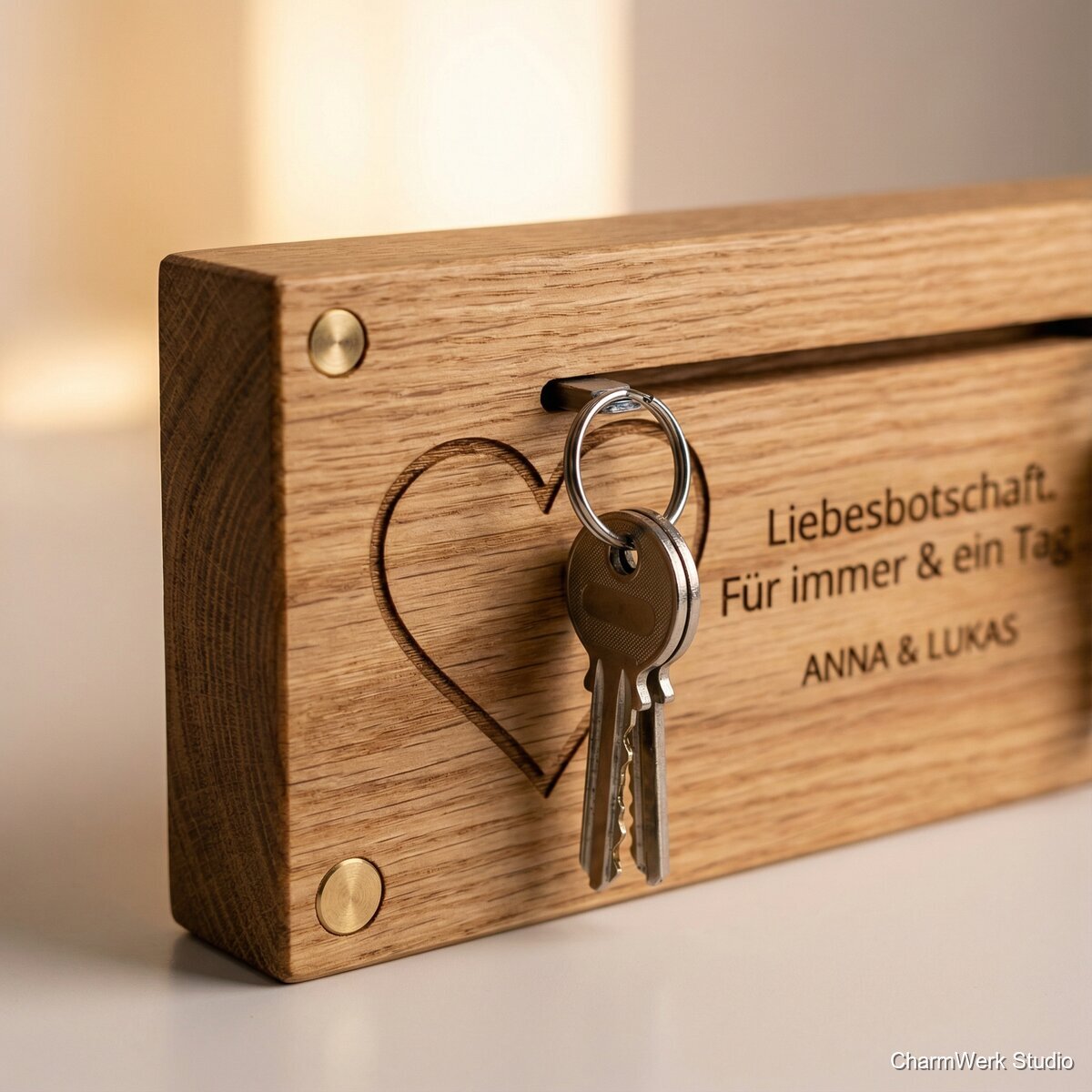 „Liebesbotschaft“-Schlüsselbrett mit versteckter Herz-Fräsung - Detailansicht