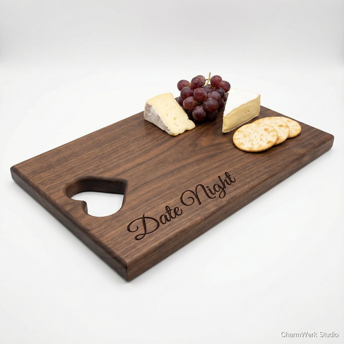 CNC-Servierbrett „Date Night“ mit Herzgriff - Seitenansicht