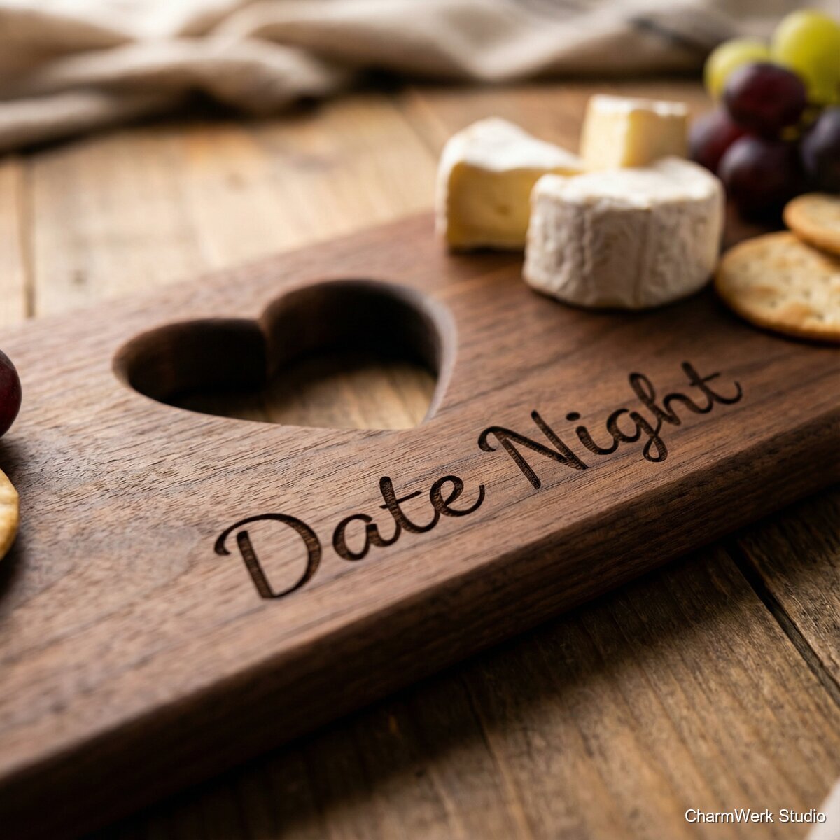 CNC-Servierbrett „Date Night“ mit Herzgriff - Detailansicht