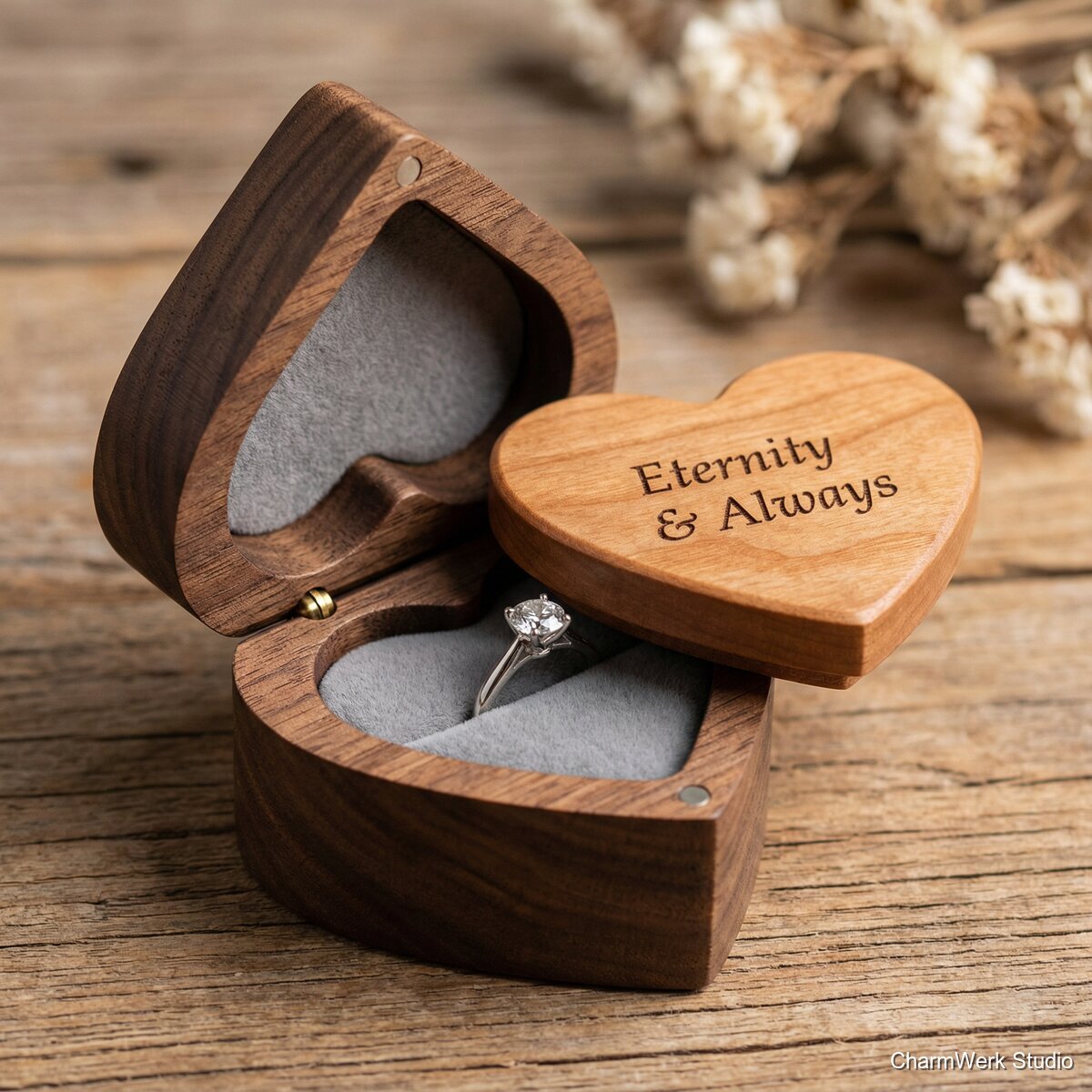 Ringbox mit Herz-Klappdeckel und Innenfräsung - Detailansicht