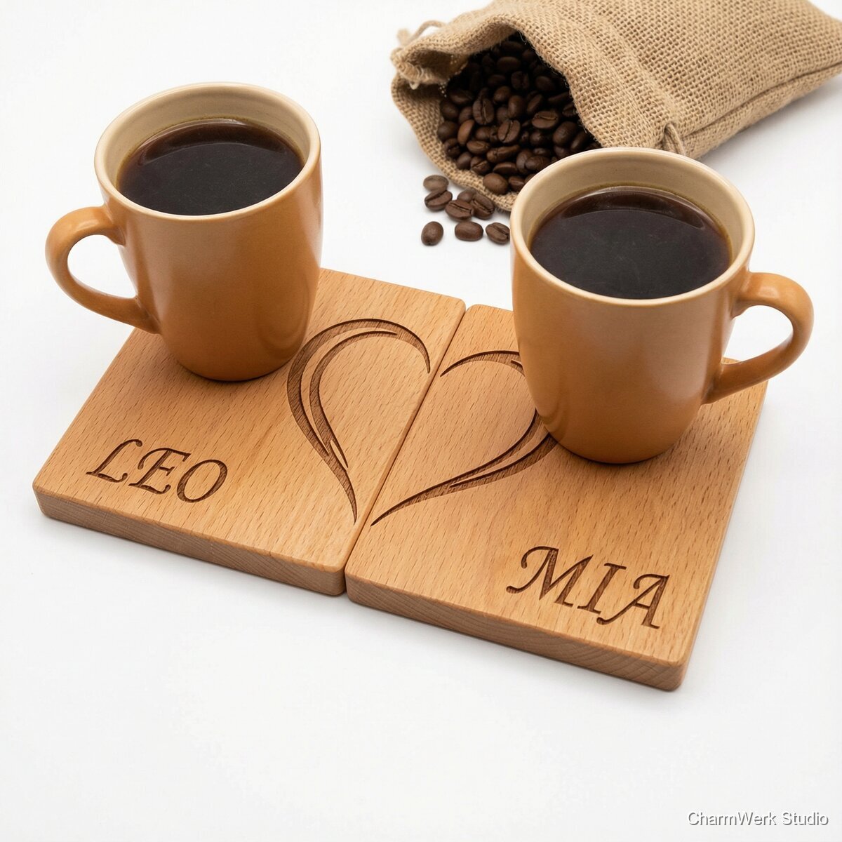 „Zwei Tassen, ein Herz“-Untersetzer-Set als Paar - Seitenansicht