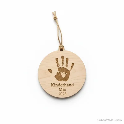Lasergravierte Holz-Weihnachtskugel „Kinderhand“ als Andenken