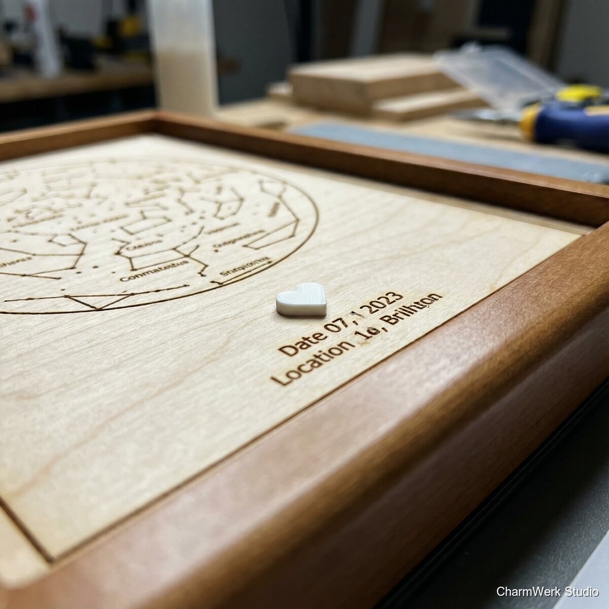 Sternenkarte im Holzrahmen mit 3D-Akzenten - Detailansicht