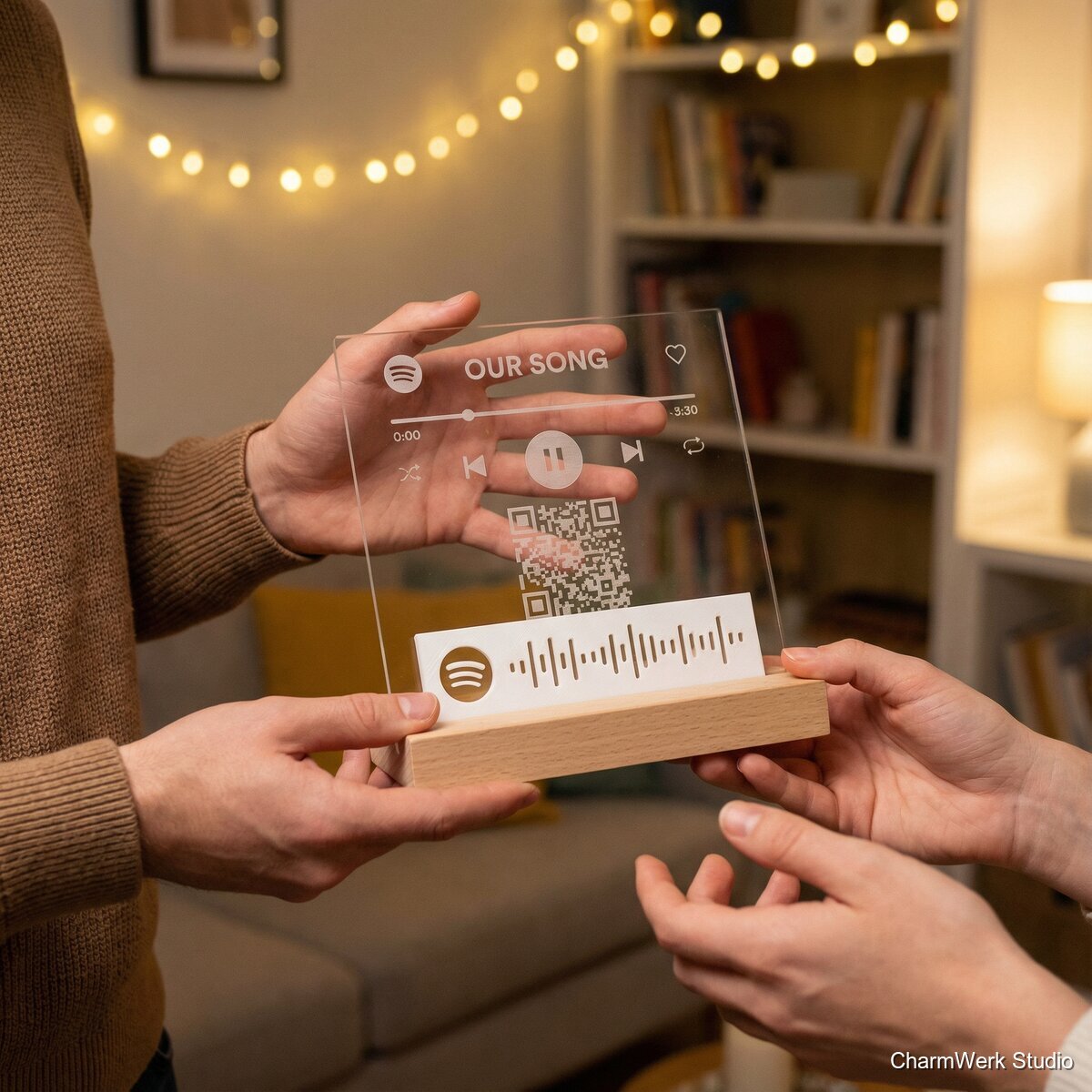 Acryl-Spotify-Album mit Holzständer und 3D-Welle - Lifestyle