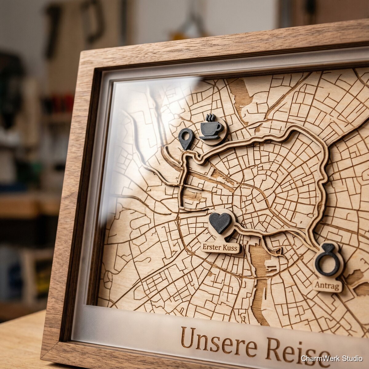 „Unsere Reise“-Landkarte als Layer-Kunst im Rahmen - Detailansicht