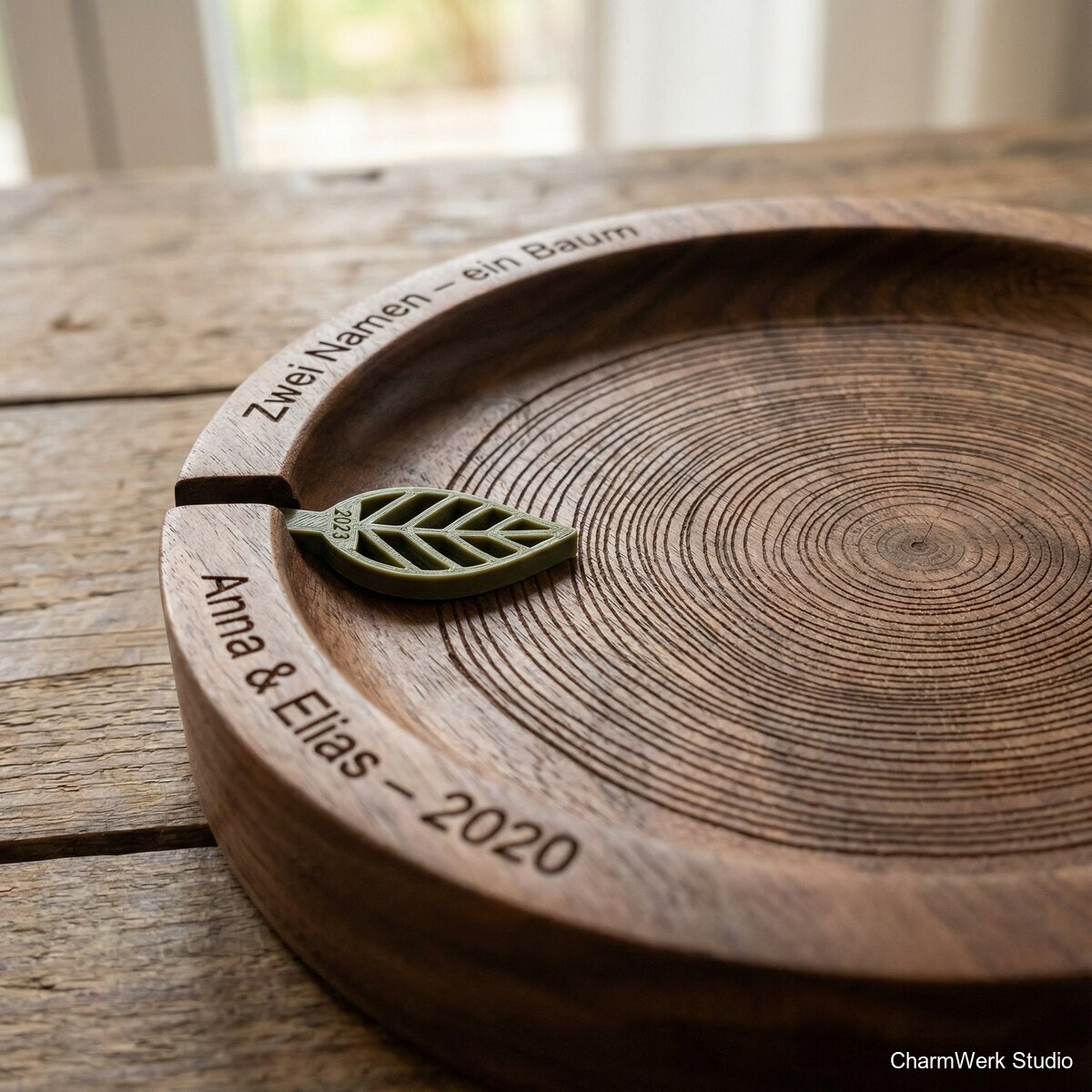 „Zwei Namen – ein Baum“-Schmuckschale mit 3D-Blättern - Detailansicht