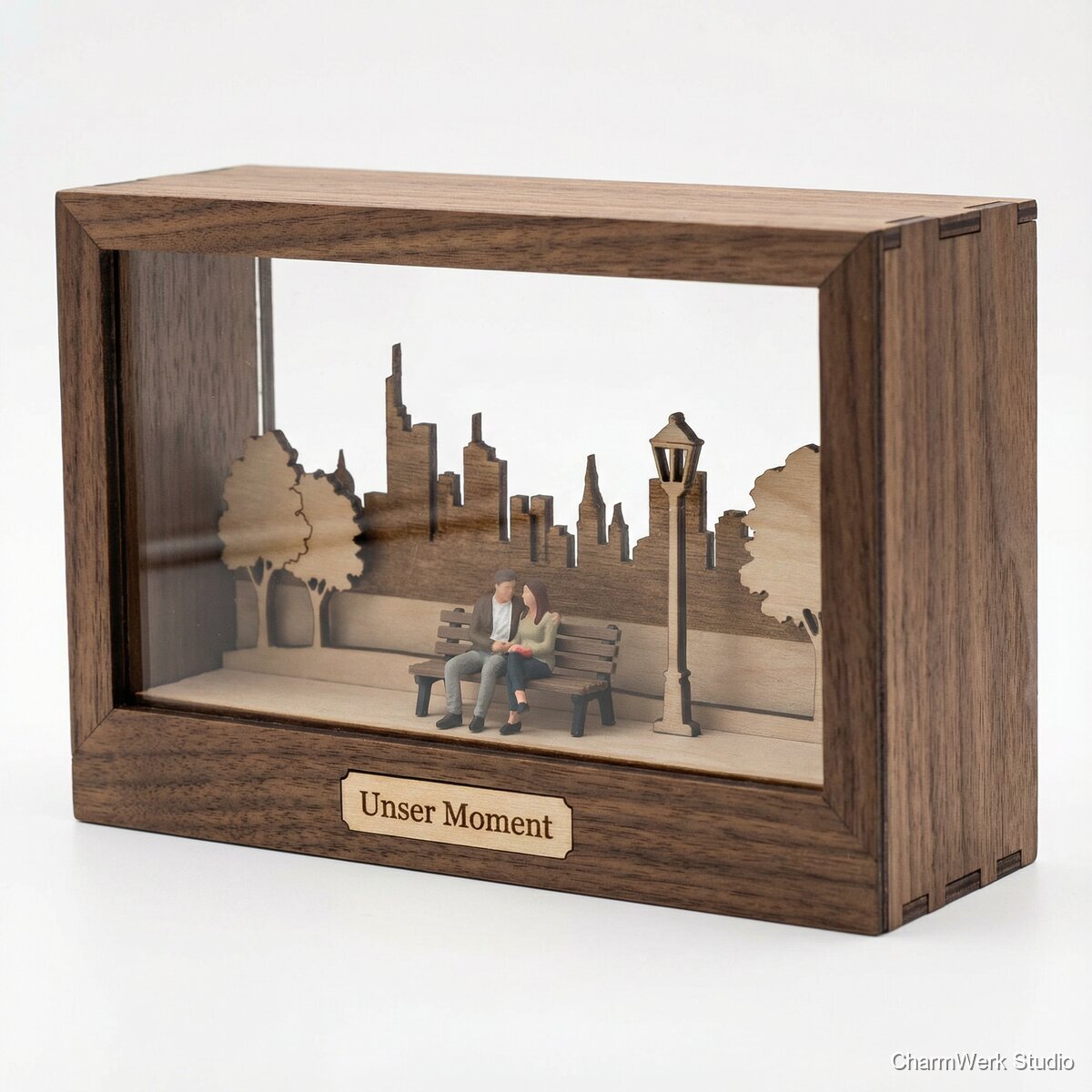 Mini-Diorama „Unser Moment“ in Acryl-Holz-Box - Seitenansicht