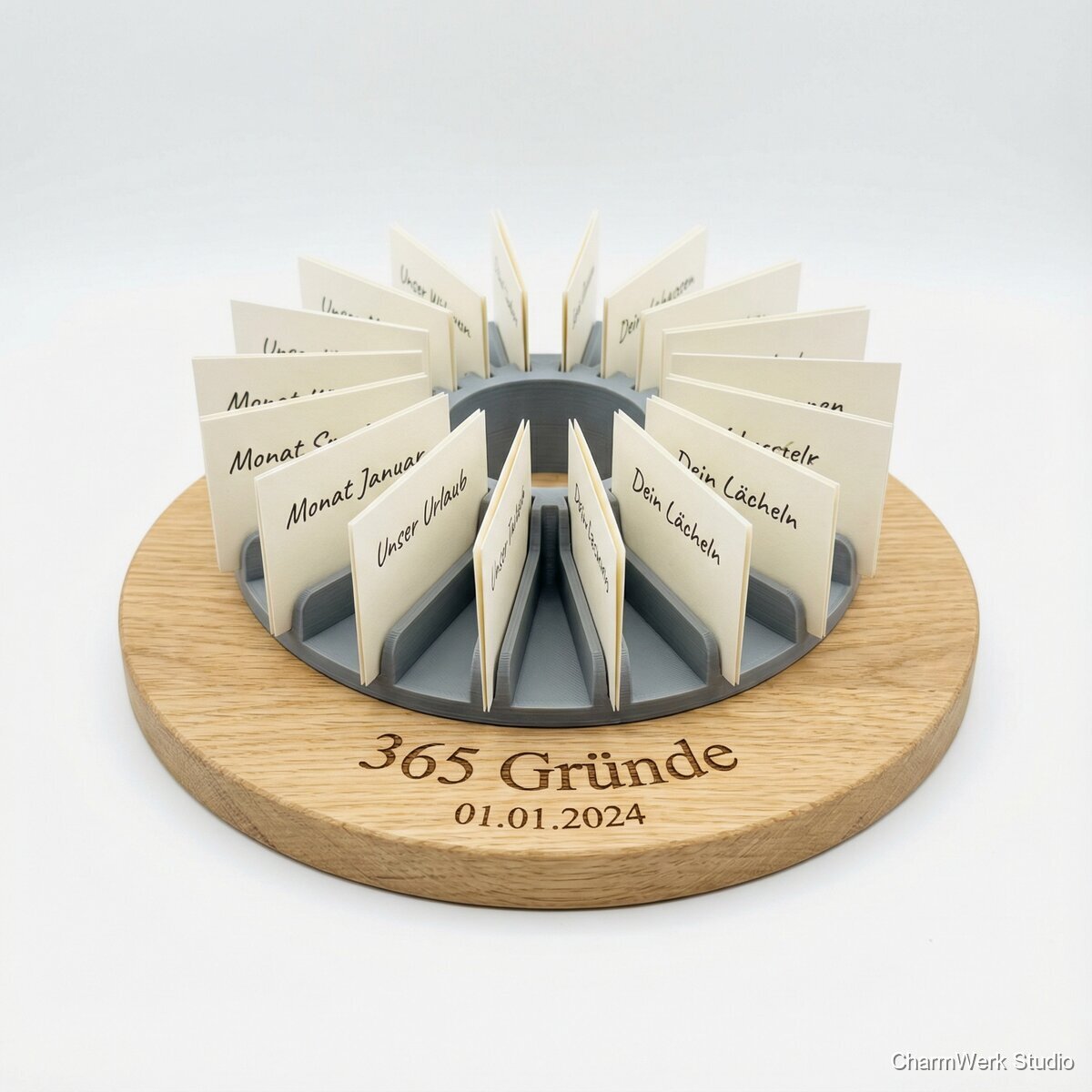 „365 Gründe“-Kartenkarussell mit graviertem Sockel