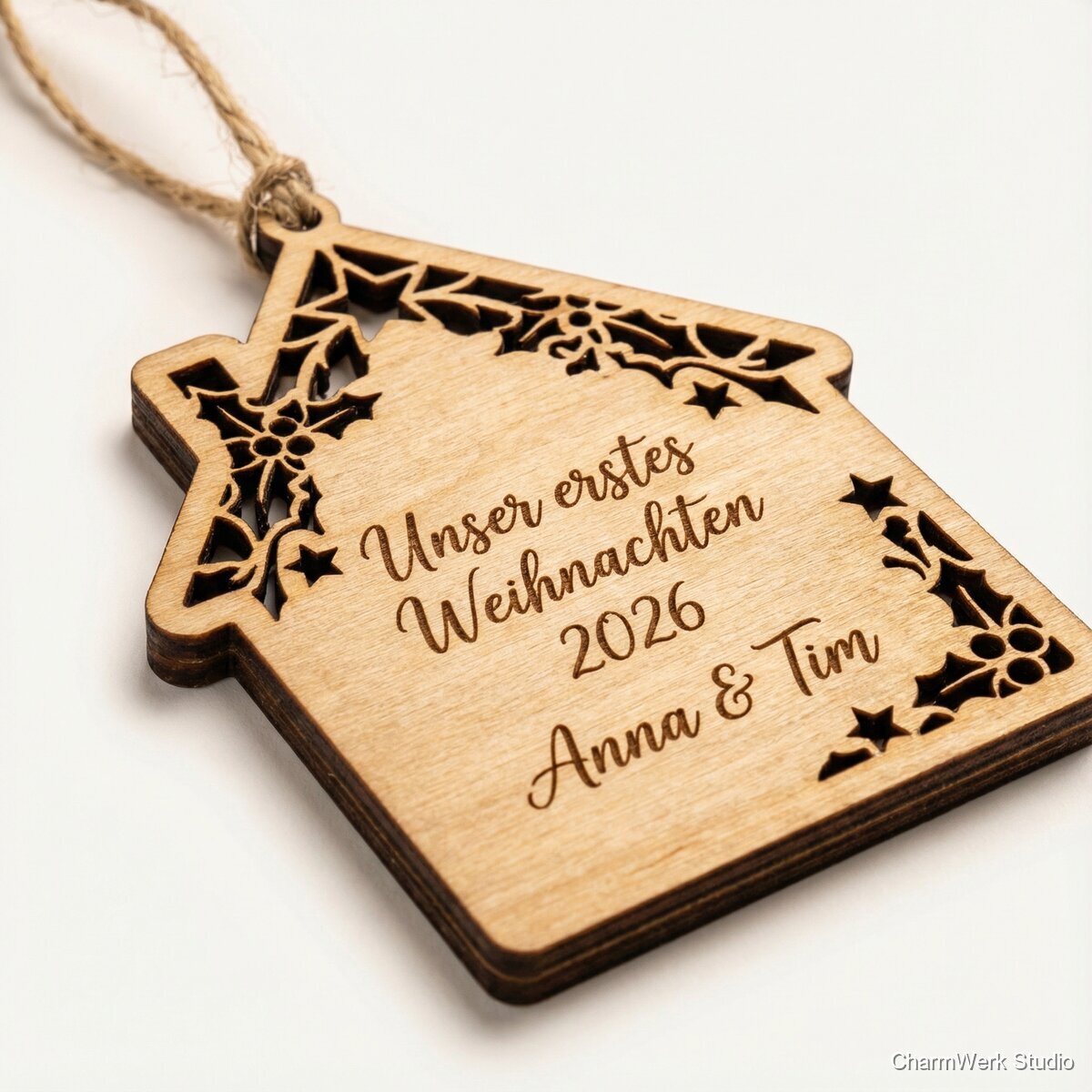 Holz-Ornament „Unser erstes Weihnachten“ mit Datum - Seitenansicht