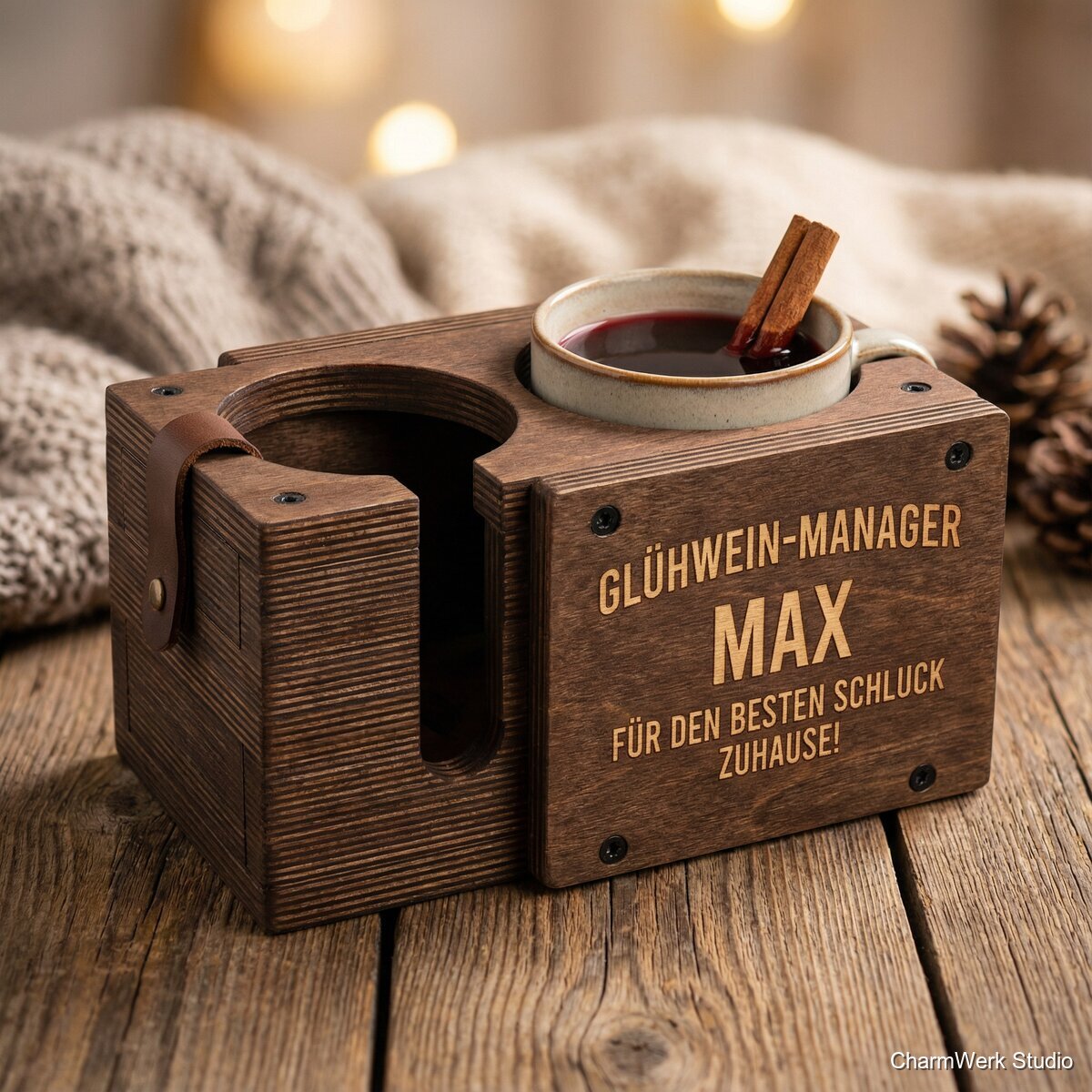 Personalisierter Glühwein- & Punsch-Becherhalter aus Holz - Detailansicht