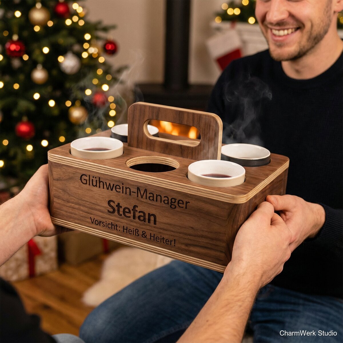 Personalisierter Glühwein- & Punsch-Becherhalter aus Holz - Lifestyle