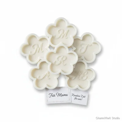Duftwachs-Formen als Blumen mit Initialen