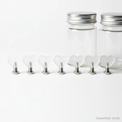 Gewürzglas-Deckelgriffe als kleine Herzen mit Text