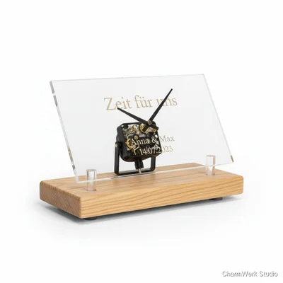 Tischuhr „Zeit für uns“ mit Holzgehäuse und Acryl-Zifferblatt