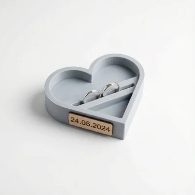 3D-gedruckter Ringhalter in Herzform mit Gravurplakette