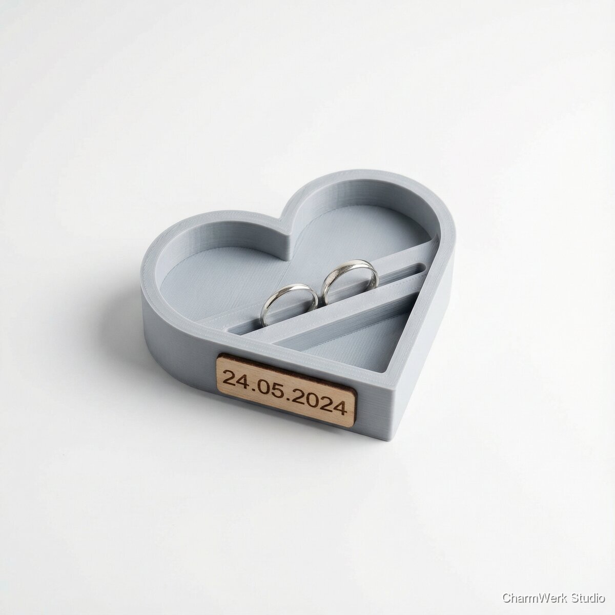 3D-gedruckter Ringhalter in Herzform mit Gravurplakette