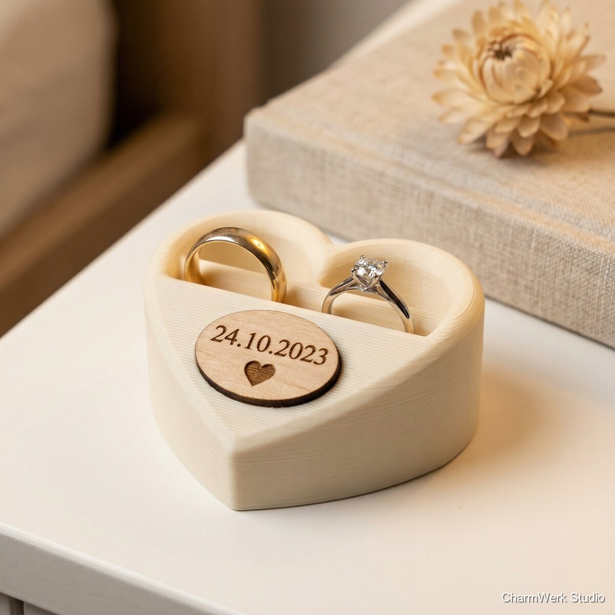 3D-gedruckter Ringhalter in Herzform mit Gravurplakette - Detailansicht