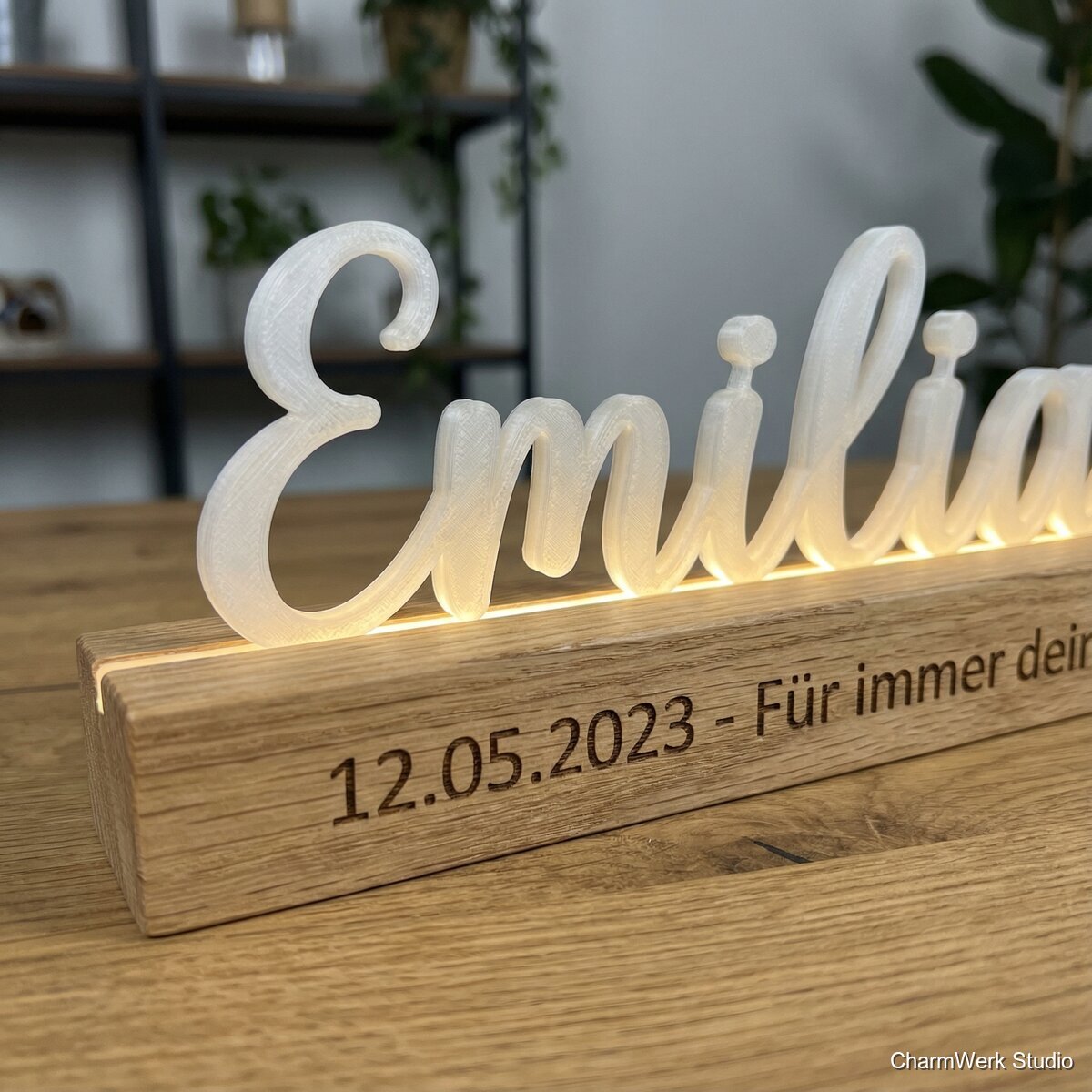 Leuchtender Namensschriftzug mit Holzsockel - Detailansicht