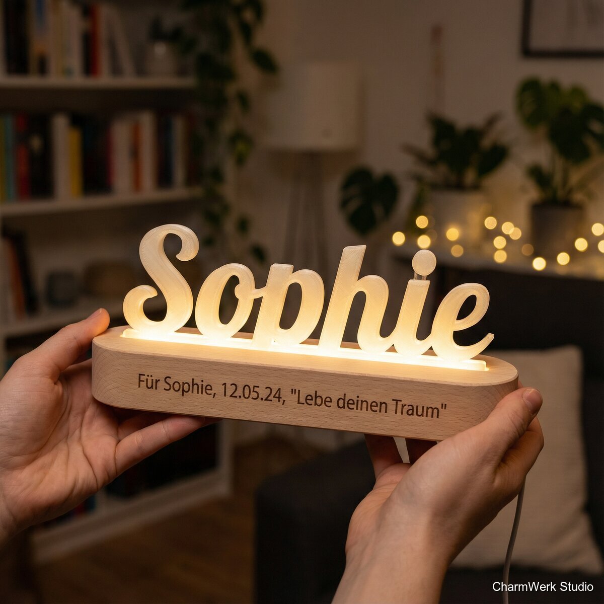 Leuchtender Namensschriftzug mit Holzsockel - Lifestyle