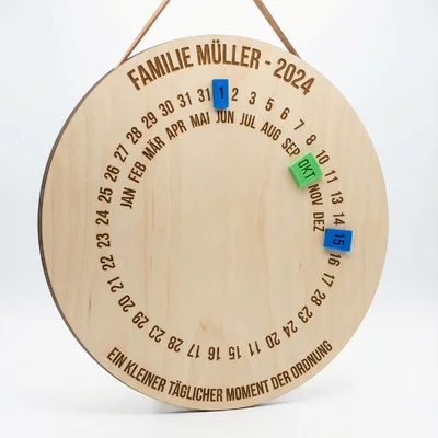 Wandkalender aus Holz mit 3D-Monatsmarkern