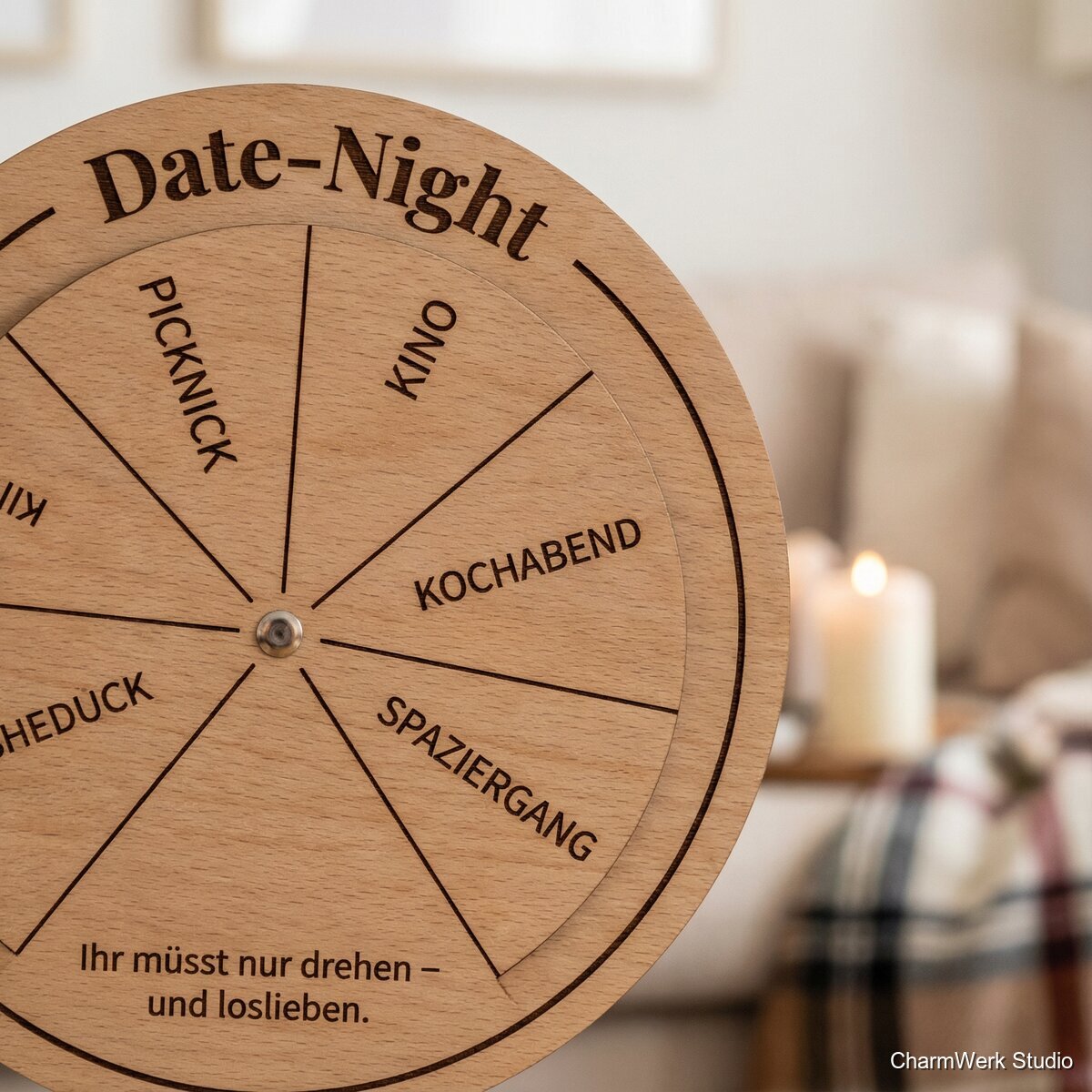 Lasergraviertes „Date-Night“-Gutscheinrad - Detailansicht