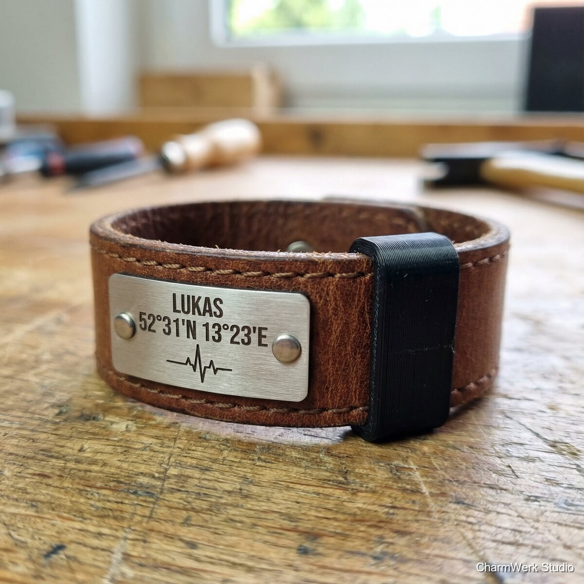 Leder-Armband mit gravierter Plakette und 3D-Clip - Detailansicht