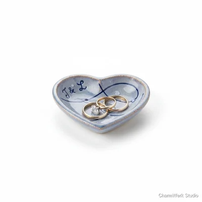 Handbemalte Keramik-Ringablage in Herzform