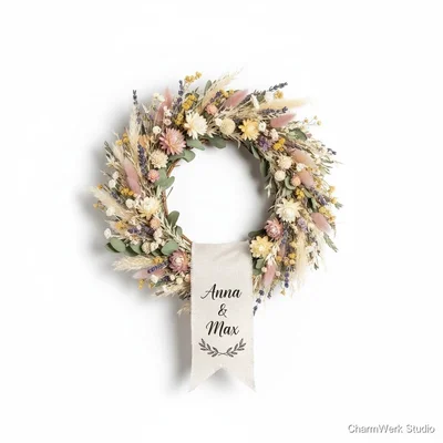Handgefertigter Türkranz aus Trockenblumen mit Namensbanner