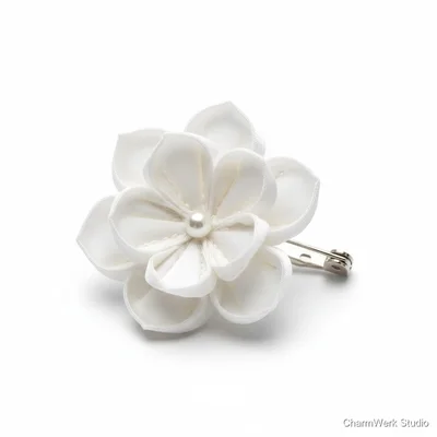 Handgemachte Stoffblumen-Brosche aus Brautkleid-ähnlichem Stoff