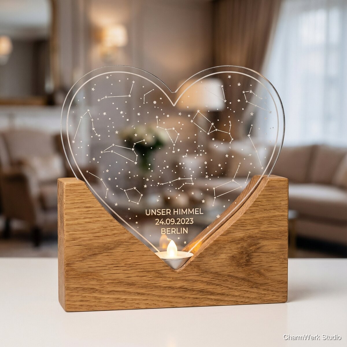 Acryl-Herzrahmen mit Holzsockel und Sternkarte - Detailansicht