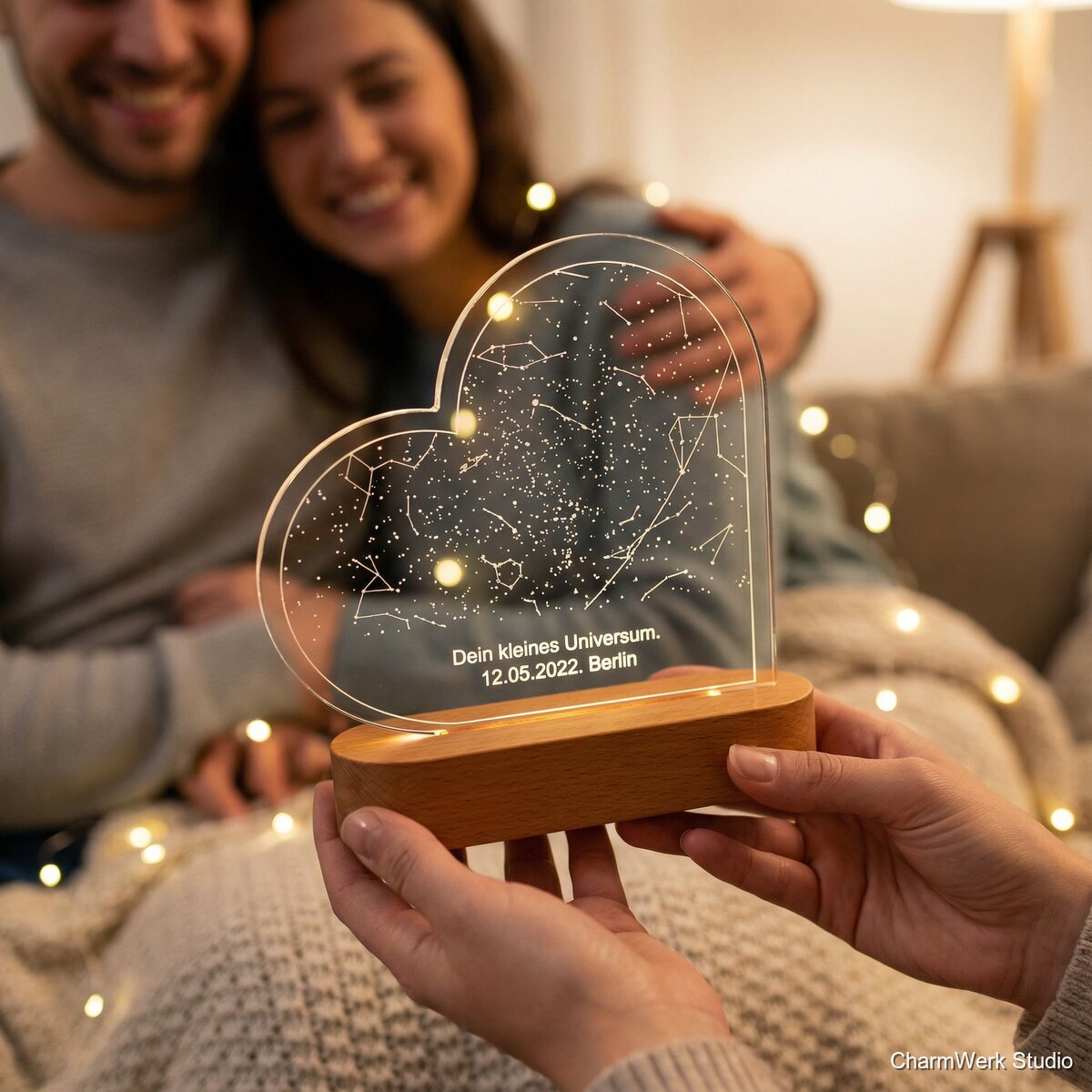 Acryl-Herzrahmen mit Holzsockel und Sternkarte - Lifestyle