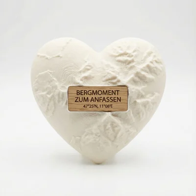 3D-Topografie-Herz mit Koordinatenplakette