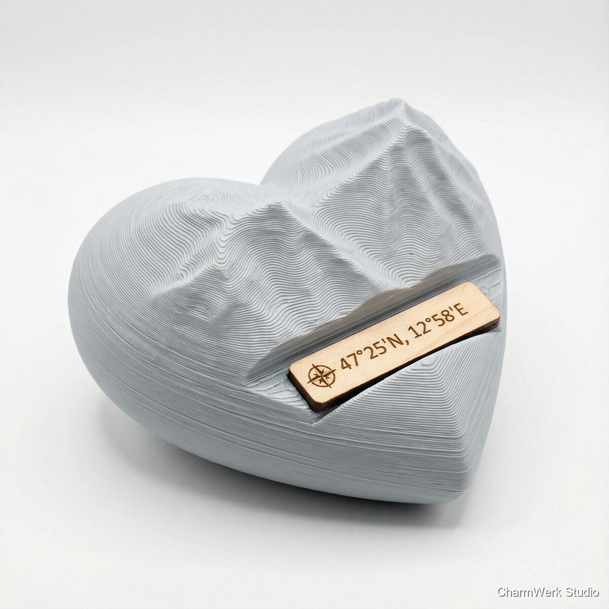 3D-Topografie-Herz mit Koordinatenplakette - Seitenansicht