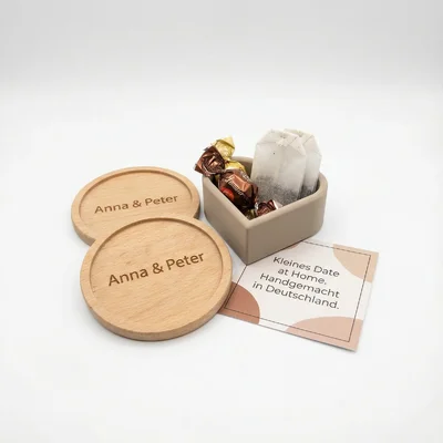 Kaffee-Date-Set: Gravierte Tassenuntersetzer und 3D-Herzhalter