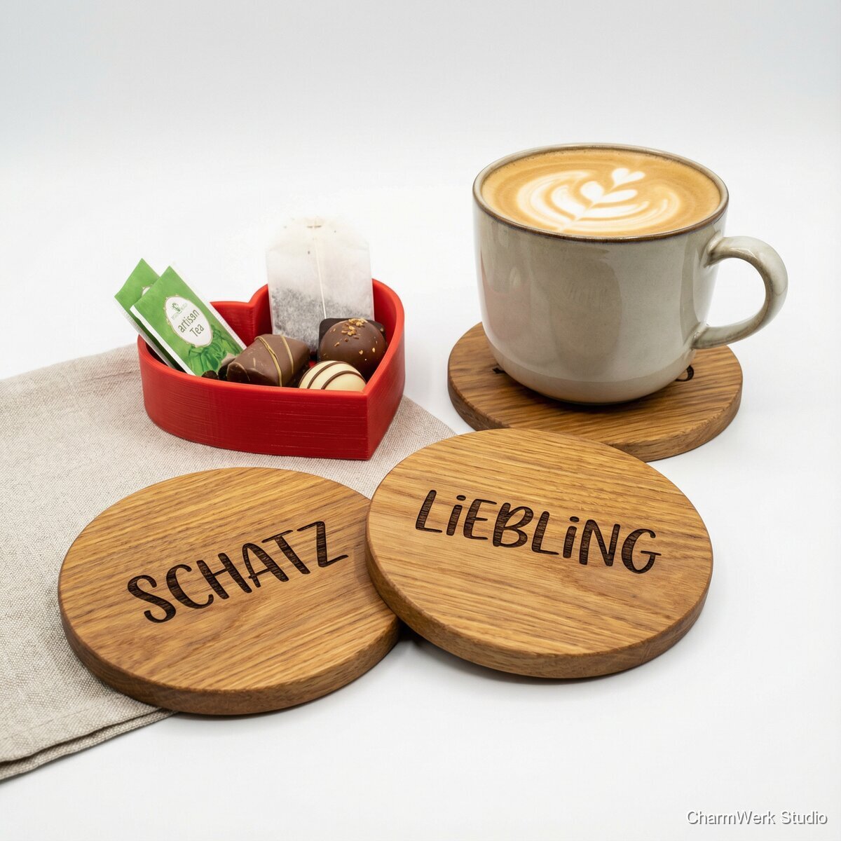 Kaffee-Date-Set: Gravierte Tassenuntersetzer und 3D-Herzhalter - Seitenansicht
