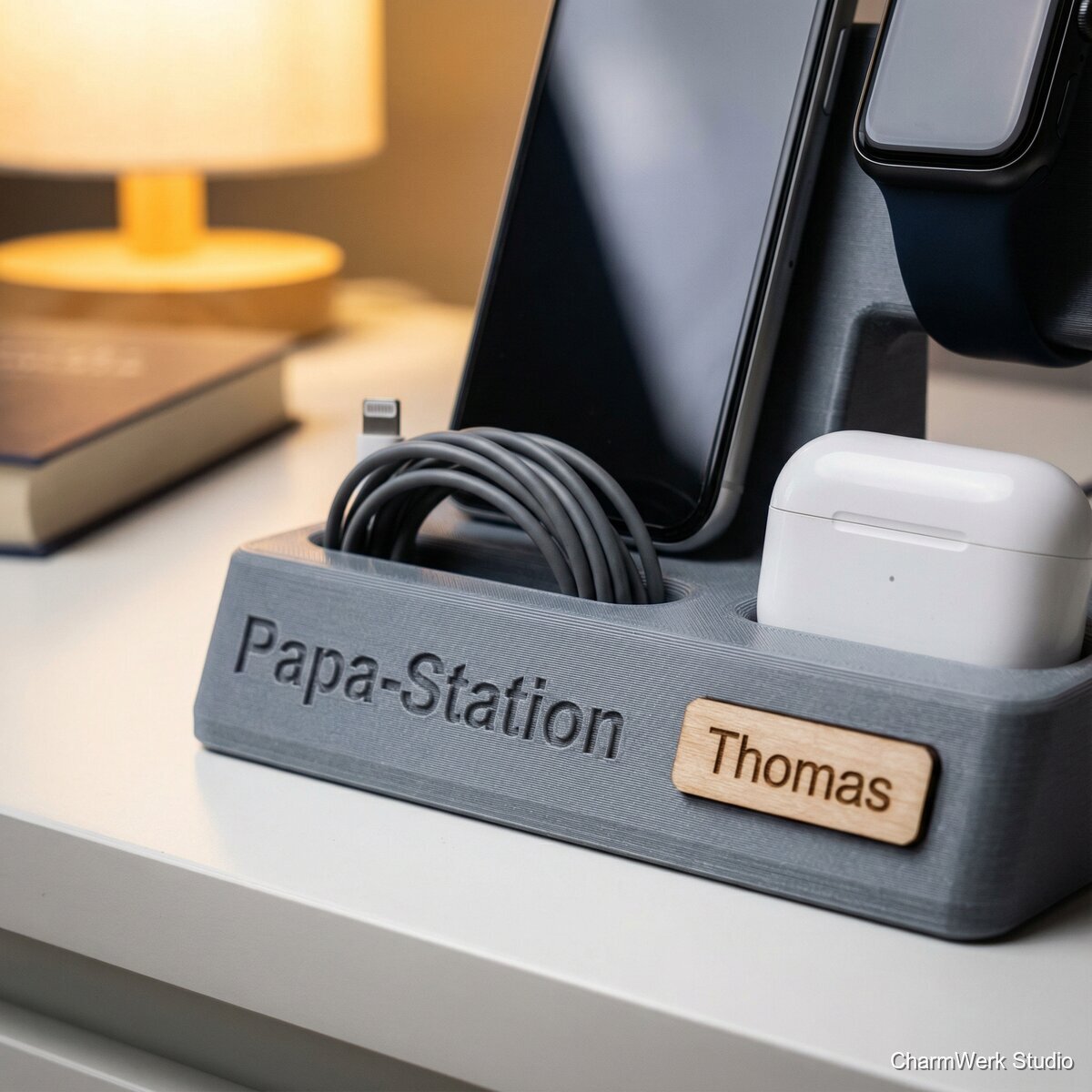 Kabel- und Ladeplatz „Papa-Station“ mit Handyhalter - Detailansicht