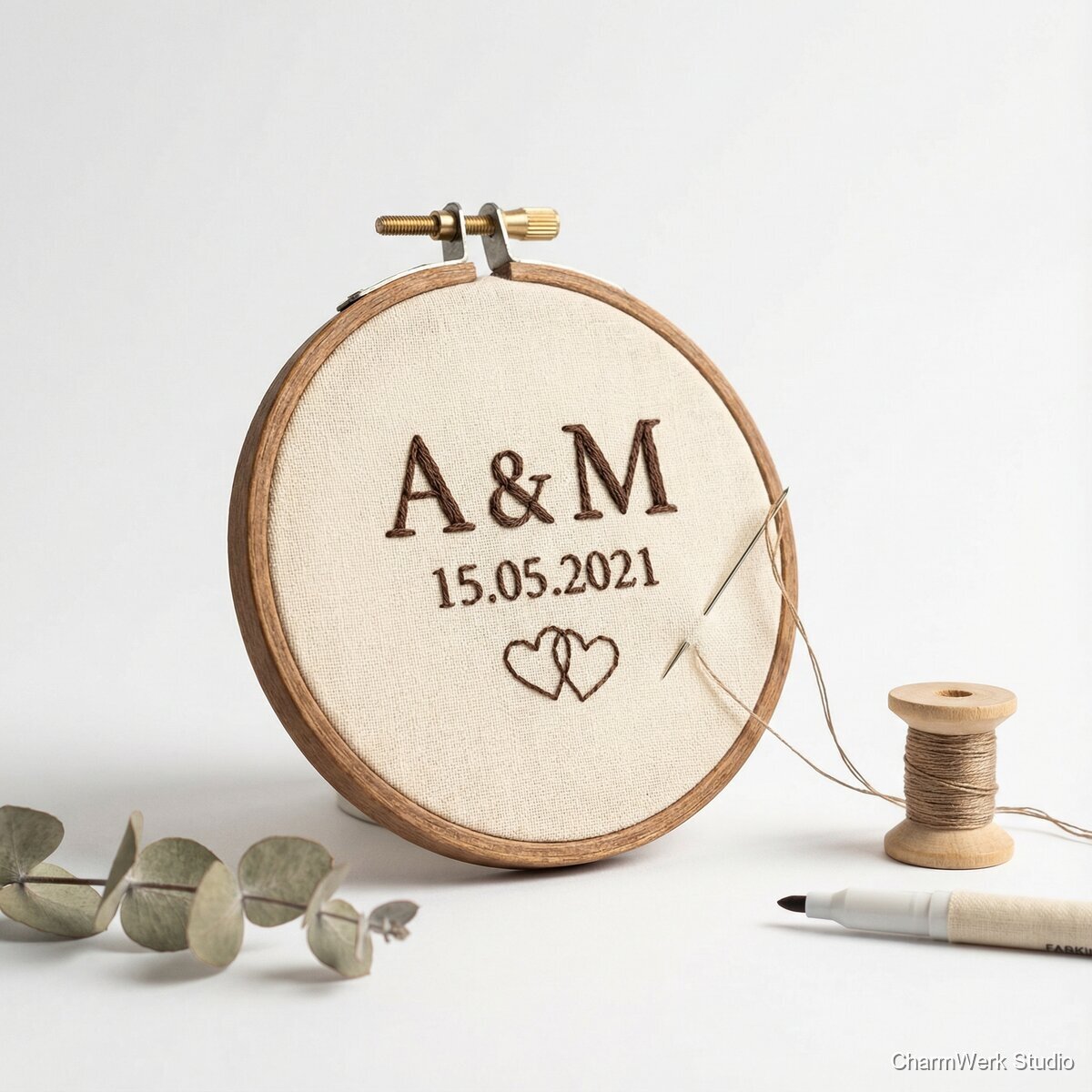 Bestickter Paar-Hoop mit eurem Kennenlern-Datum - Seitenansicht