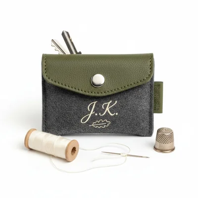 Handgenähtes Schlüssel-Etui mit Initialen-Stickerei