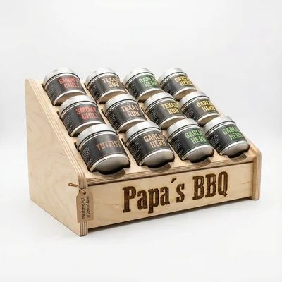„Papa’s BBQ“-Gewürzregal mit schrägen Reihenschlitzen